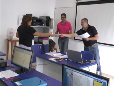 14 alumnos reciben los diplomas acreditativos por su participación en un nuevo curso de iniciación a la informática de Fomento.(Chipiona)