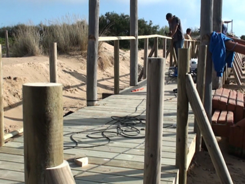 Medio Ambiente continúa con la reparación de la segunda de las pasarelas del Cordón Dunar(Chipiona) 