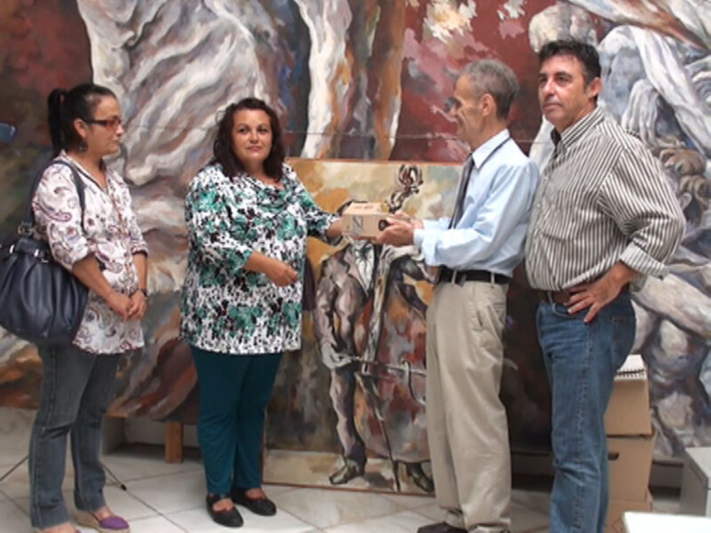 El pintor Julio Ceballos ha entregado hoy 2.000 euros recaudados del sorteo de uno de sus  óleos a la Cocina Social de Chipiona. 