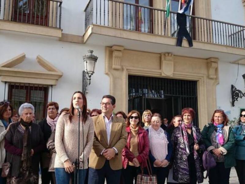 La Delegación de Igualdad coloca el crespón negro conmemorativo del Día Internacional contra la violencia hacia las mujeres 