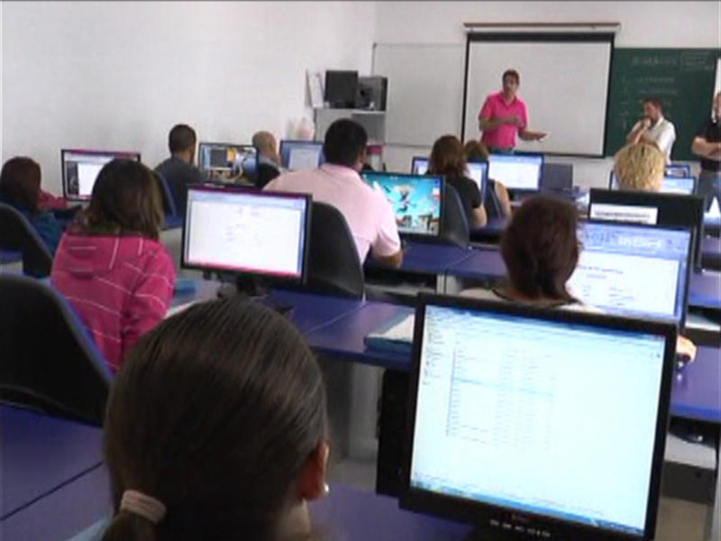 El Ayuntamiento de Chipiona mantiene como prioritaria la formación en nuevas tecnologías de los mayores 
