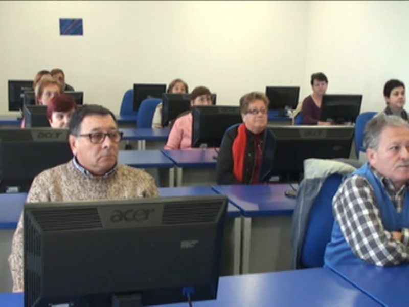 Fomento Económico inicia el primero de los diez cursos que acercarán a las nuevas tecnologías a mayores de 50 años(Chipiona) 
