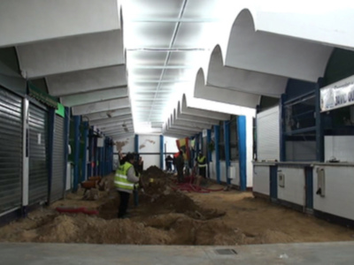 Concluye la primera fase de la sustitución del suelo de la Plaza de Abastos de Chipiona 