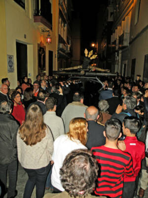 Sevilla. El Cristo de la Salud de la Carretería procesionó en Viacrucis por su barrio del Arenal.