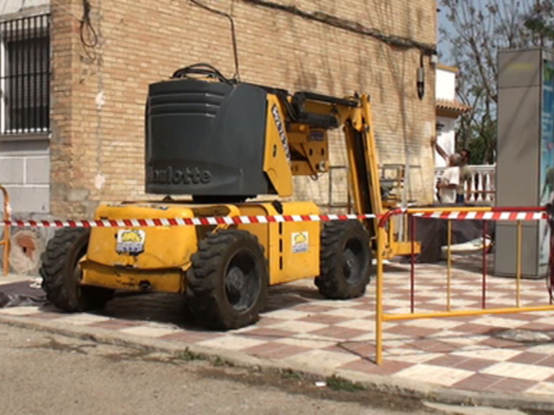 La Empresa Municipal Caepionis inicia los trabajos de pintura de los bloques de Camacho Baños. 