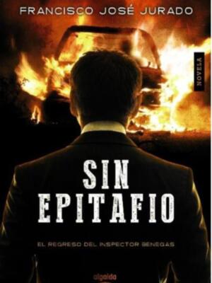 "Sin Epitafio", la novela de Francisco José Jurado, presenta a un inspector en el regreso de sus investigaciones tras una larga ausencia. La portada muestra a un individuo frente a una escena de incendio, sugiriendo la tensión y el misterio que rodea el tema de la investigación.
