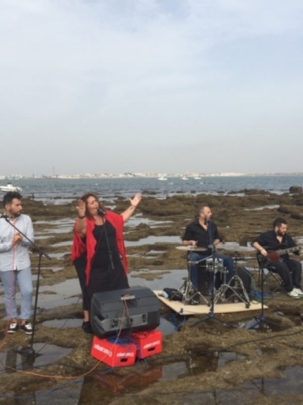 "La copla en la Roca" música en medio del Mar en Chipiona