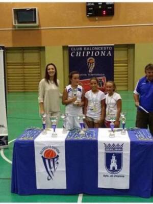 Entrega de premios en el torneo de baloncesto infantil de Chipiona.