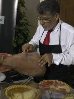 El Concurso Nacional de Cortadores de jamón todo un éxito a pesar del cambio de ubicación por la lluvia(Chipiona)