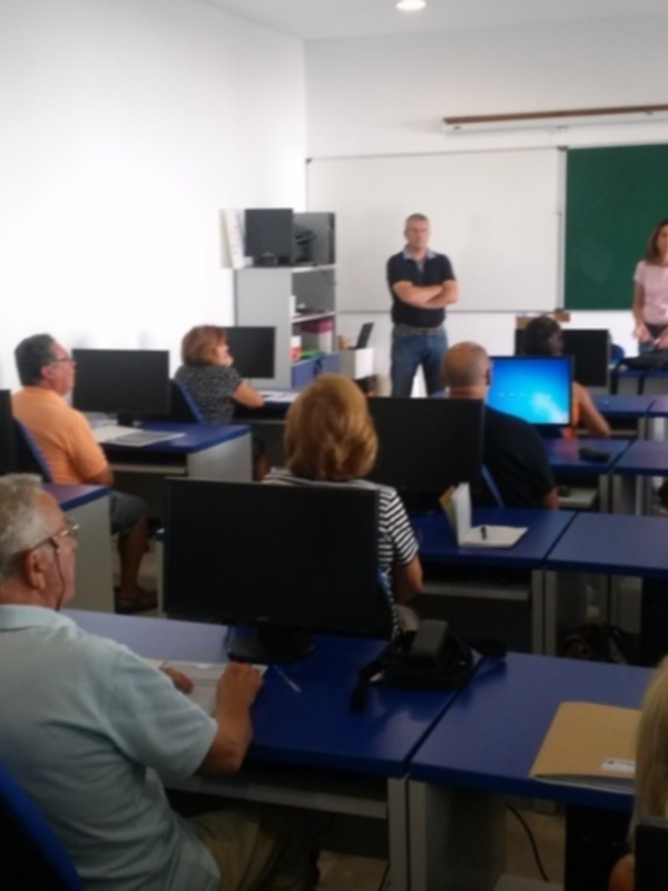 Comienza un nuevo curso de iniciación a la informática y otro de nivel II para mayores de 50 años.(Chipiona)