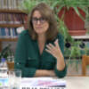 La escritora Julia Bellido participó ayer en un encuentro literario que se celebró en el Biblioteca de Chipiona