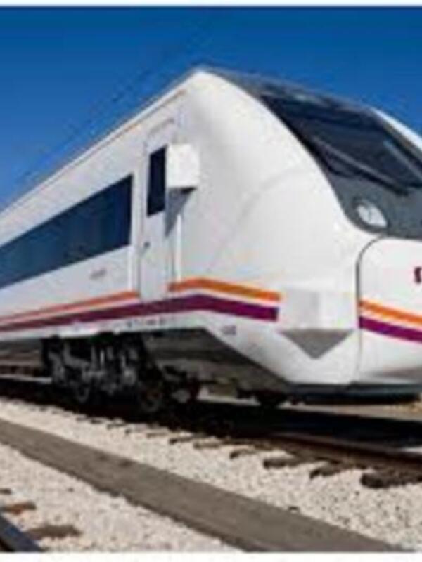 Tren de alta velocidad Renfe en vía férrea.