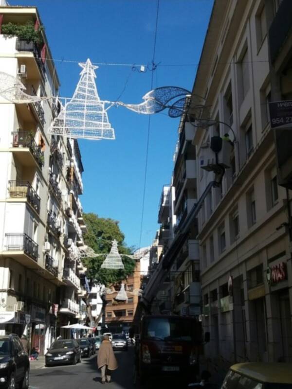 Gerencia de Urbanismo de Sevilla instala el alumbrado navideño