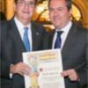 JOSE JOAQUIN GALLARDO  ENTREGA AL ALCALDE JUAN ESPADA SU DIPLOMA DE 25 AÑOS DE COLEGIADO COMO ABOGADO .
