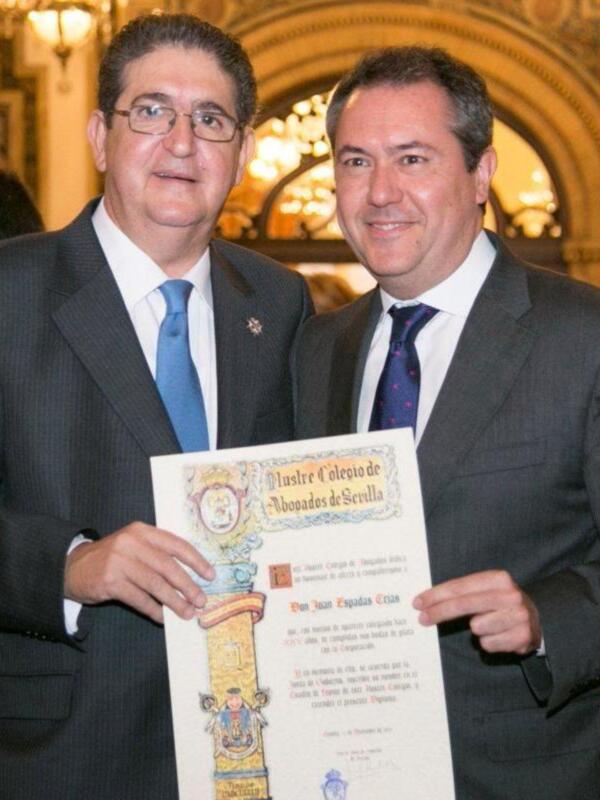 JOSE JOAQUIN GALLARDO ENTREGA AL ALCALDE JUAN ESPADA SU DIPLOMA DE 25 AÑOS DE COLEGIADO COMO ABOGADO .