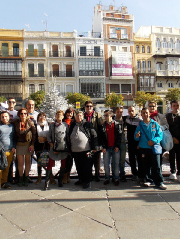 Alumnos del Centro de Educación de Adultos Miguel Espinosa Pau de Chipiona disfrutan de un viaje cultural a la ciudad de Sevilla
