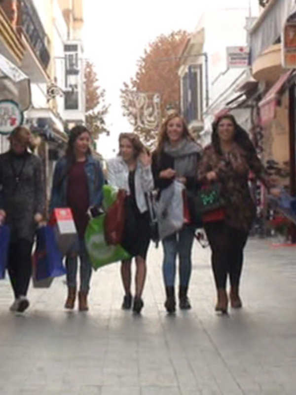 Fiestas y las Damas del Carnaval de Chipiona vuelven a promover las compras navideñas en los comercios locales