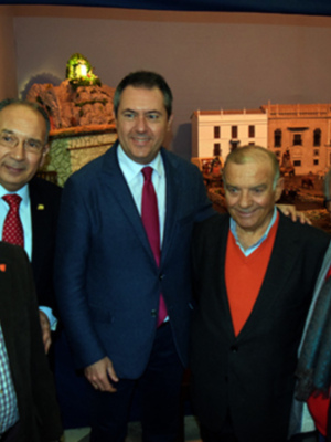 Sevilla.  El alcalde de Sevilla visitó el Belén de la Solidaridad.