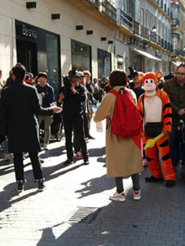Japoneses recorren las calles de Sevilla