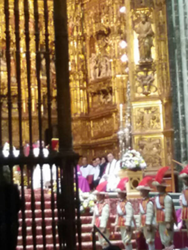 Cumpliendo con la tradición los SEISES bailaron en la Catedral de Sevilla