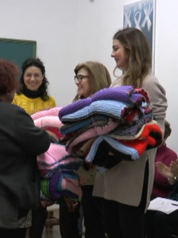 Alzheimer agradece al Consejo de la Mujer la entrega de mantas hechas con la gran bufanda del Día de la Mujer(Chipiona)