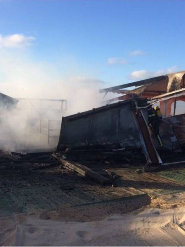 Bomberos del parque de Sanlúcar sofocan un incendio en el chiringuito El Camaleón 1