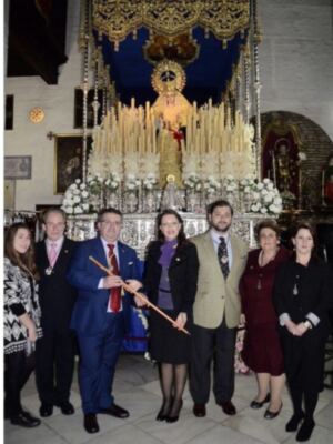 EL COLEGIO DE PROCURADORES DE SEVILLA ENTREGA EL BASTÓN DE MANDO A LA VIRGEN DEL CARMEN