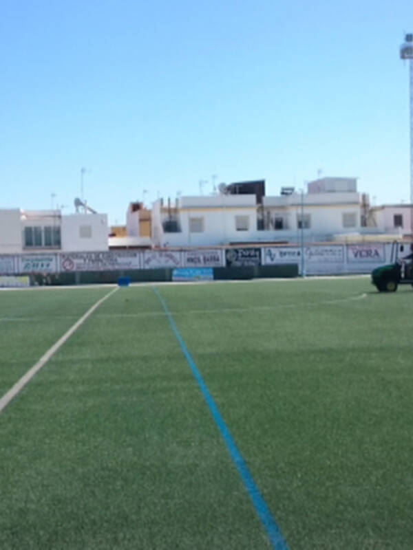 El césped artificial del Gutiérrez Amérigo recibe el primero de los tres mantenimientos anuales que requiere