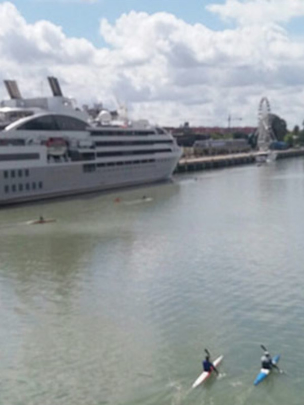 Barcos turísticos y cruceros