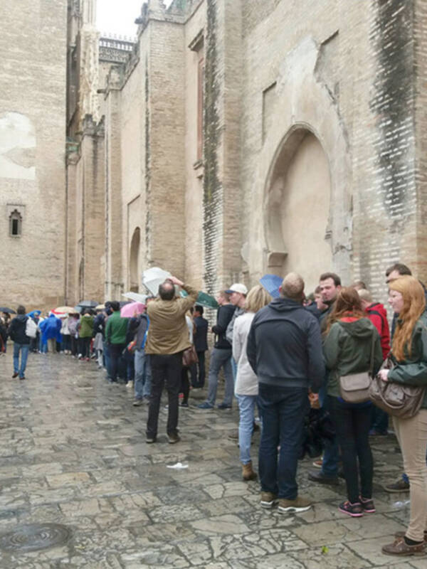 Colas bajo la lluvia para acceder a los principales monumentos de Sevilla