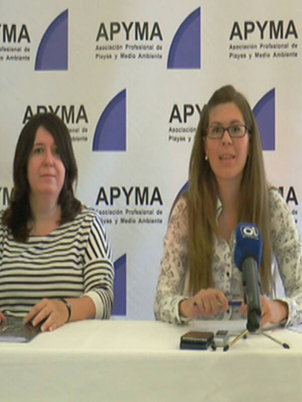 APYMA presenta un informe que alerta sobre los problemas que generan los colillas en playas y espacios naturales