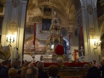 La parroquia sevillana de la Magdalena, celebro su anual Corpus Christi.