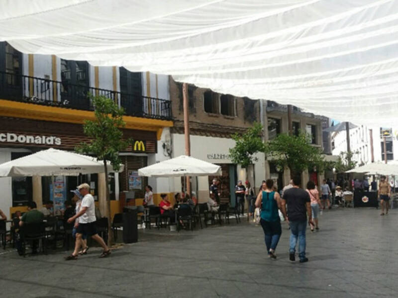 Toldos en calles y espacios públicos de Sevilla