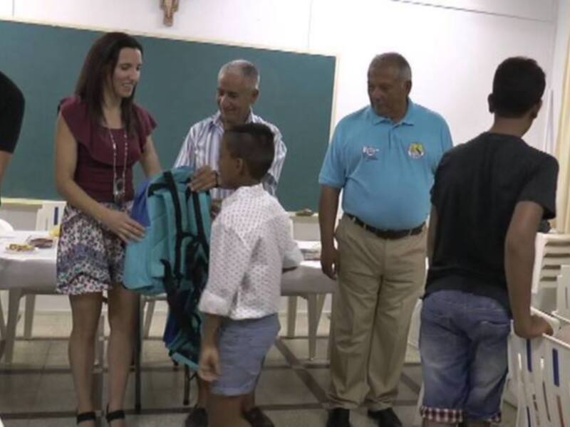 El Ayuntamiento de Chipiona entrega un botiquín para la familia de cada niño saharaui en el acto de despedida