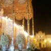 La Virgen de La Paz Coronada cruza el Parque de María Luisa para volver a su casa.