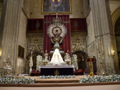 Altar de la preparación de los cultos de la Coronación de la Paz