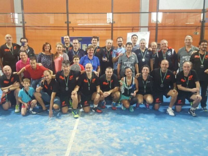 Equipo de padel posando en la cancha.