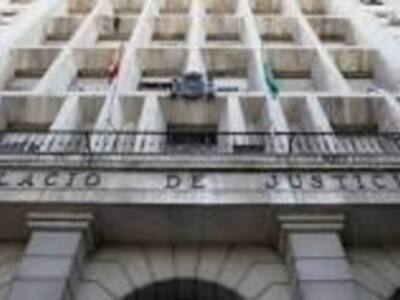 La juez del Juzgado de Instrucción n.19 de Sevilla acaba de acordar la libertad con cargos para los 12 seguidores del Sevilla F.C. porque, hoy por hoy