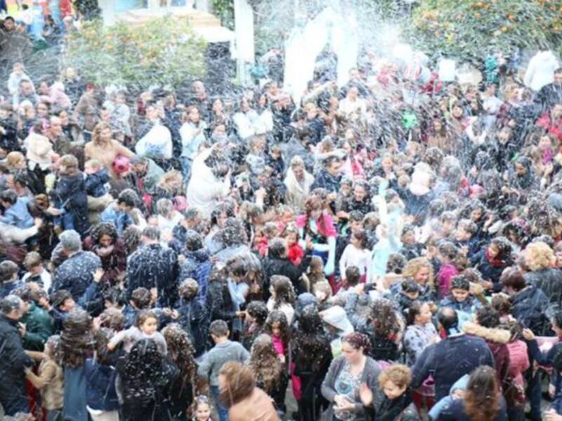 Alcalá del Río recibió el cartero Real en una tarde de ilusión para niños y niñas.