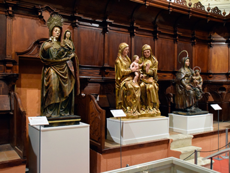 La exposición de Triana “ Anna Radix Ubérrina” se encuentra el grupo escultórico de Santa Ana de Alcalá del Río.