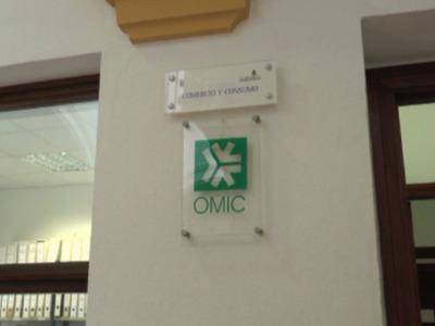 Placa de identificación en la pared, con un símbolo verde y blanco.