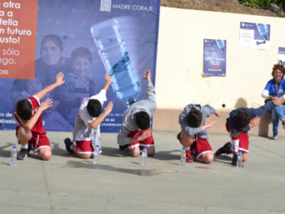 Más de 250 personas participan en el mayor ‘Botella Challenge jamás hecho’ para presentar la campaña ‘Dale otra vuelta por un futuro más justo’ de Mad