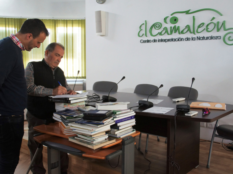 CANS entrega a la biblioteca del Centro El camaleón cincuenta y cinco publicaciones