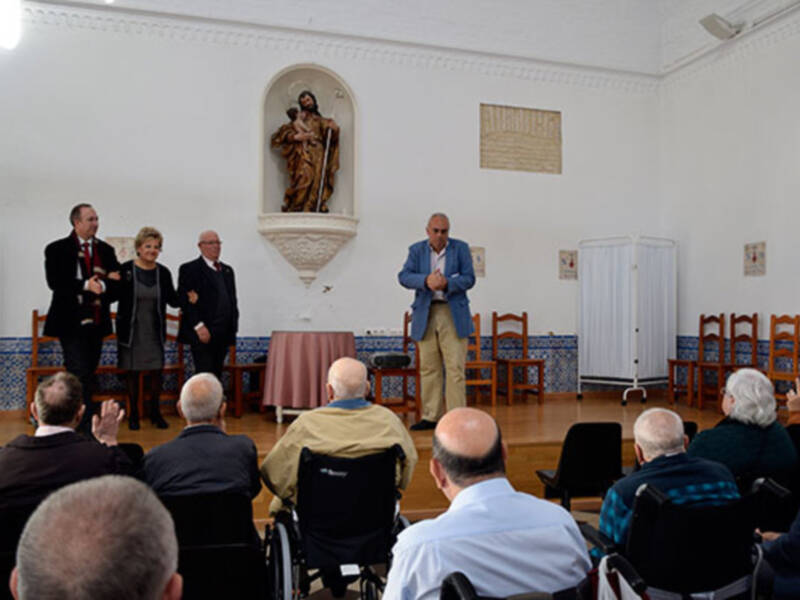 La escuela de saetas de la Hermandad  de la Sagrada Cena participo en el hospital de la Santa Caridad.