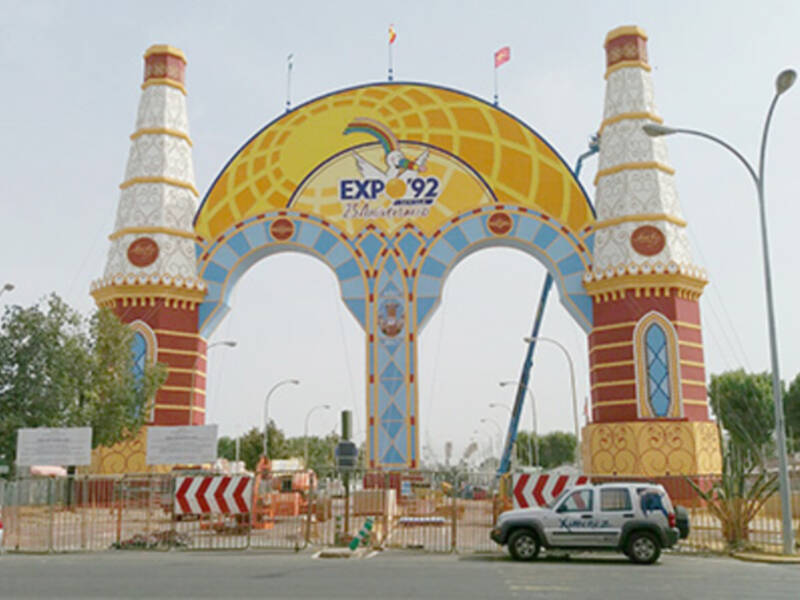 Comienza el desmontaje de la portada de Feria y de las casetas