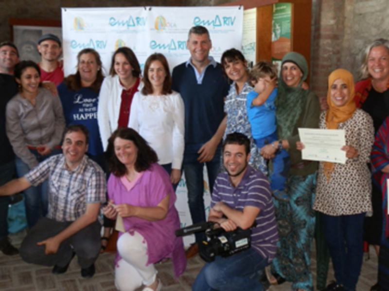 Grupos de personas celebrando con diplomas y sonriendo en un evento de capacitación.