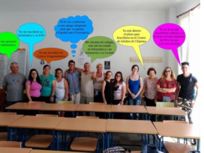 Grupos de personas en una clase, con carteles informativos sobre inscripción y planes educativos.