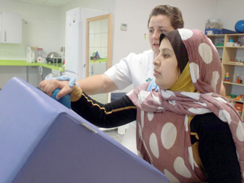 La Fundación Hospitales Vithas Nisa sufraga el tratamiento de neurorrehabilitación de una mujer saharaui