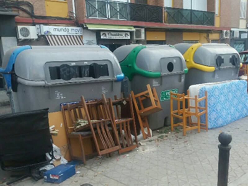 Muebles y enseres en la vía pública