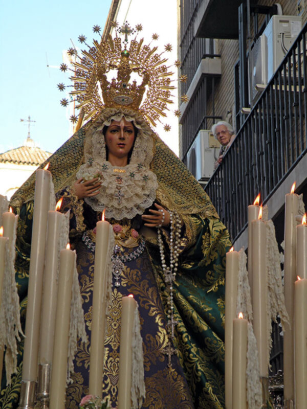 La Procesión de la “Macarenita “por el barrio de San Gil.